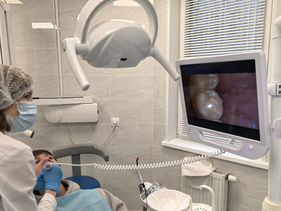 Монитор с эндокамерой - можно посмотреть состояние зубов
