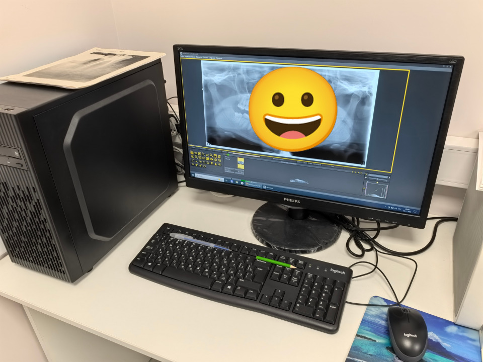 Результат рентгеносъемки панорамы зубов пациентки аппаратом Morita на мониторе в программе Mediadent